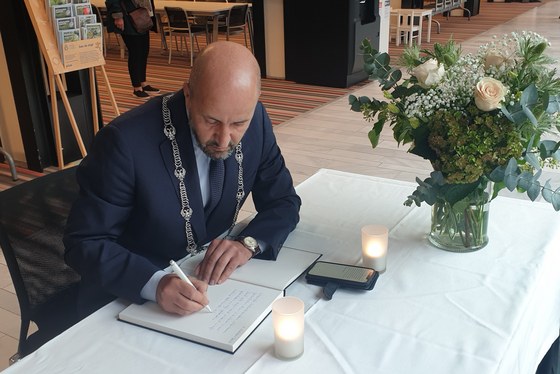 Burgemeester Marcouch schrijft in condoleanceboek