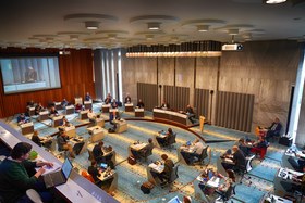 Foto van de raadszaal en gemeenteraad