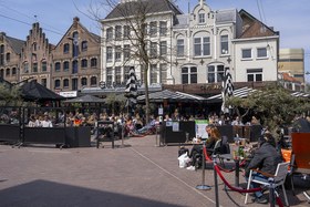 mensen op een terras op de korenmarkt