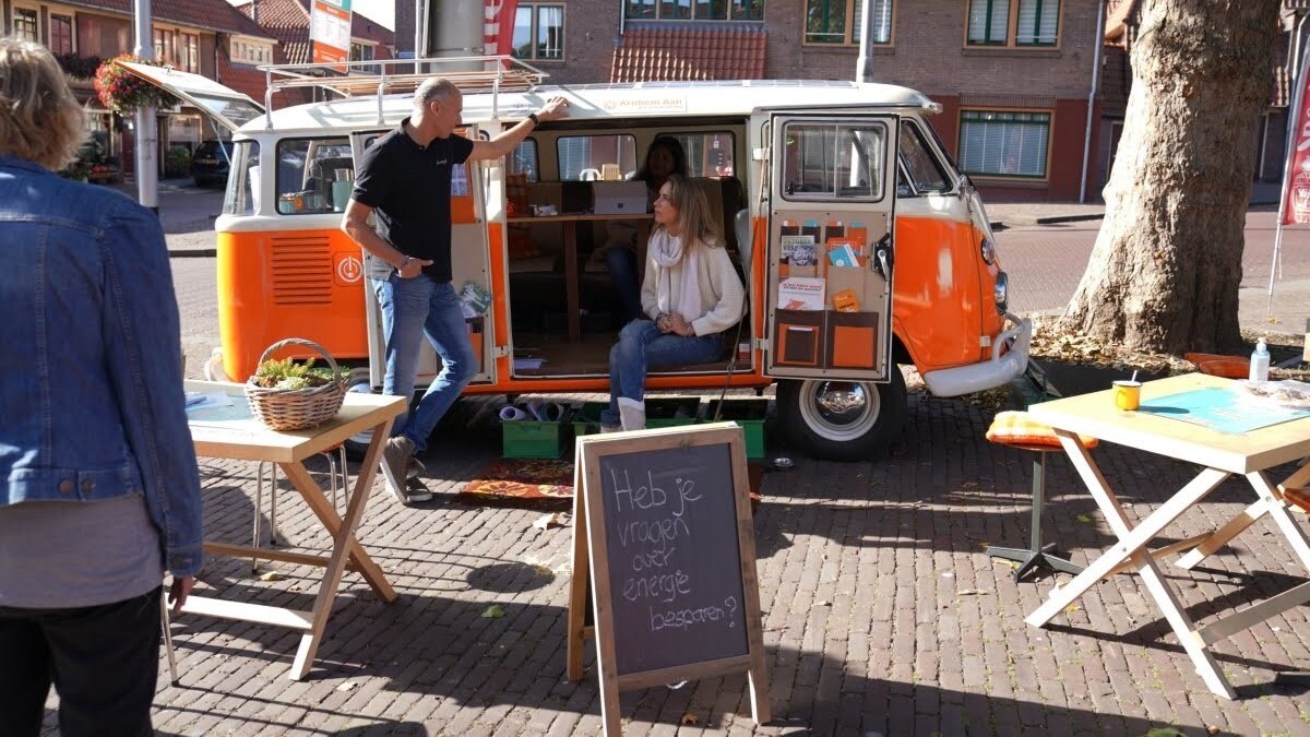 Volkswagen busje staat in de wijk voor inwoners die vragen hebben over energie besparen