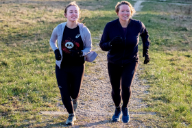 Twee vrouwen aan het hardlopen