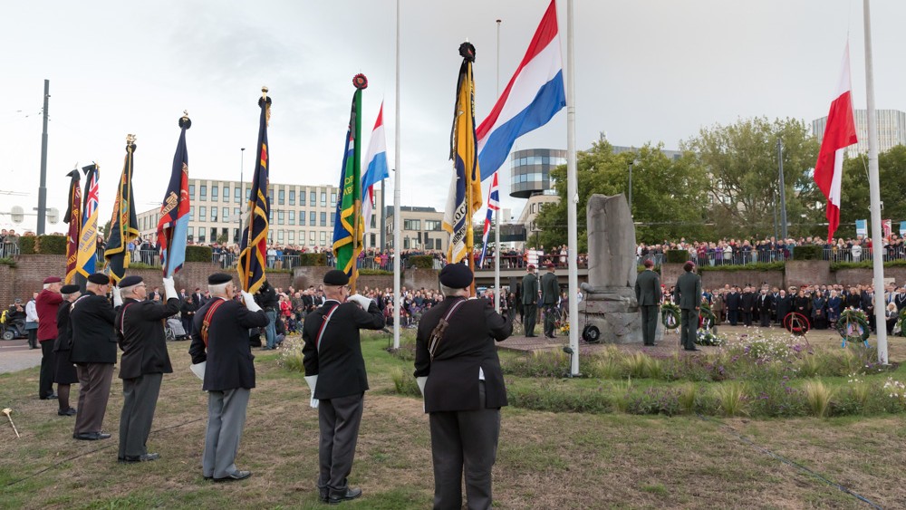 De herdenking in de Berenkuil.