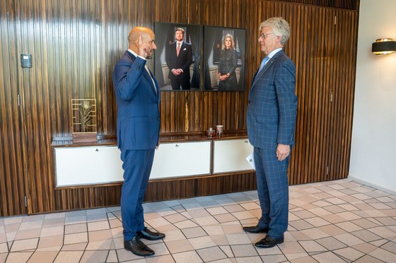 Beëdiging Ahmed Marcouch door John Berends, commissaris van de Koning in Gelderland