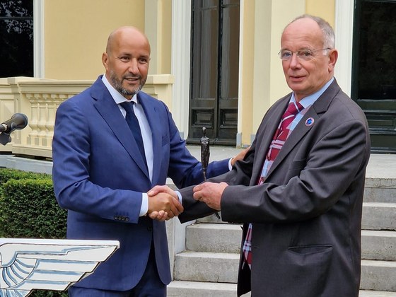 Roger Beets ontvangt Arnhems Meisje van burgemeester Ahmed Marcouch