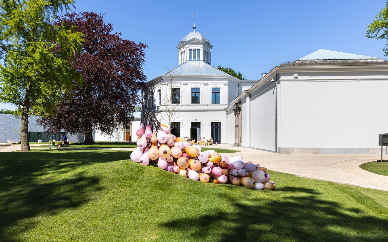 De tuin van Museum Arnhem met een kunstwerk op de voorgrond.