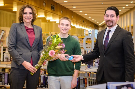 De 18-jarige Jonas Hoogakker ontving het abonnement uit handen van wethouder onderwijs Nermina Kundić en raadslid Gino Luurssen, initiatiefnemer van het verlengde gratis abonnement