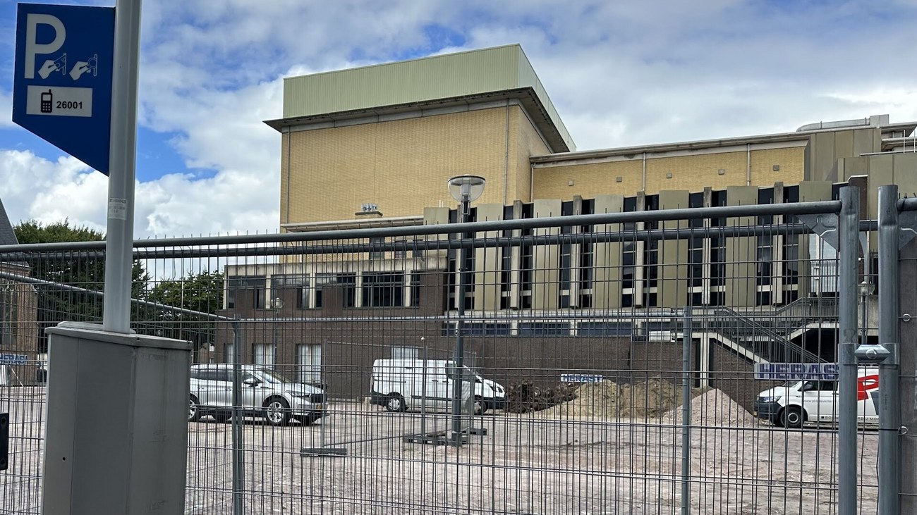 Er staan bouwhekken rond de voormalige parkeerplaats naast het Stadstheater.