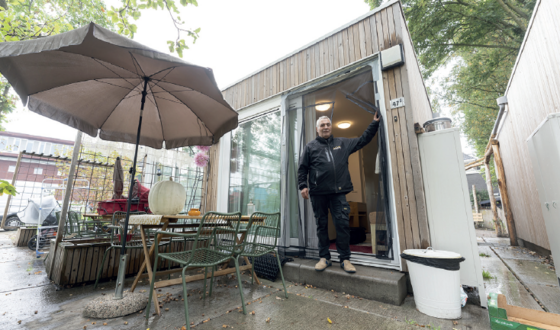 Meneer staat voor zijn huis