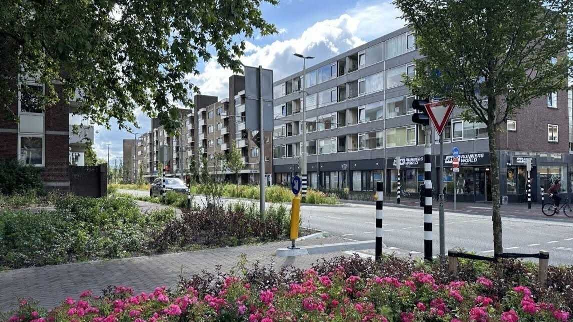 Een groen kruispunt met een fietspad aan de Ir. J.P. van Muijlwijkstraat