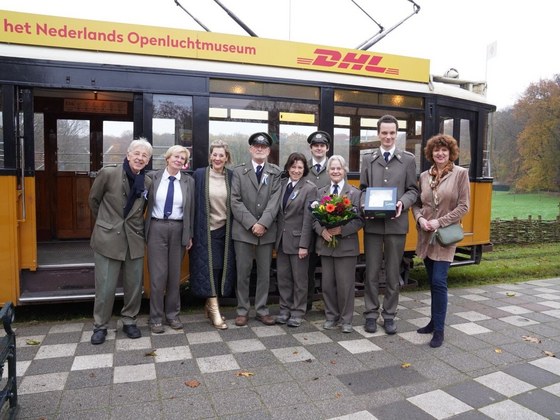 De trambestuurders van het Openluchtmuseum poseren voor een tram.