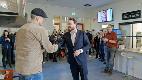 Wethouder Mark Lauriks geeft man een hand