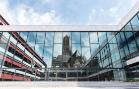 Foto van het stadhuis met in de weerspiegeling de Eusebius