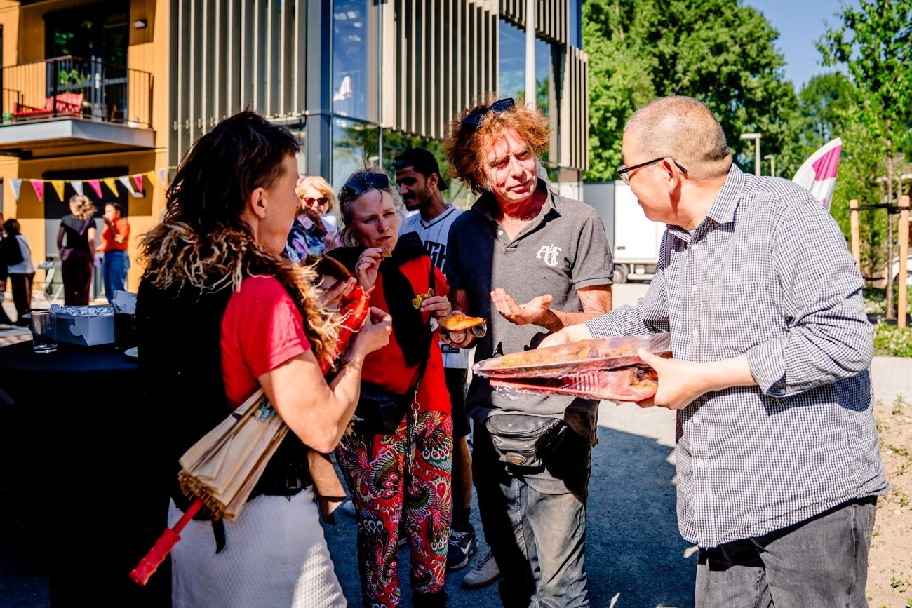 Uitgenodigden genieten van een hapje tijdens de feestelijke opening van het woonproject MerWIJde. Foto gemaakt door Kijk-Kunst Fotografie