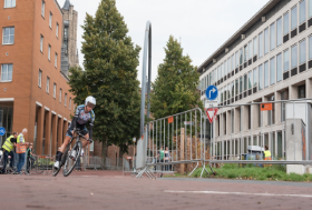 Wielrenner fietst vanuit de Grote Markt richting de Rijnkade