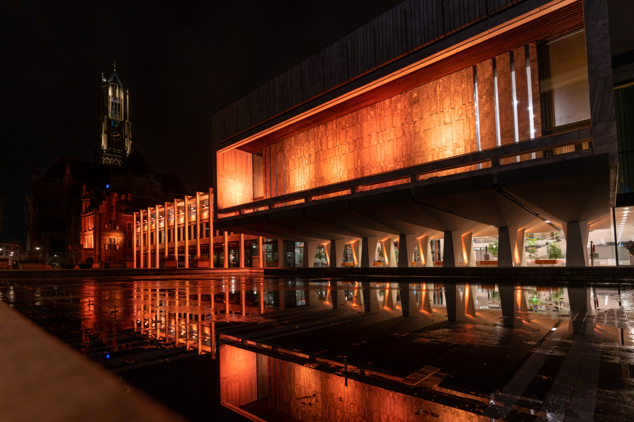 Het stadhuis in Arnhem is oranje verlicht.