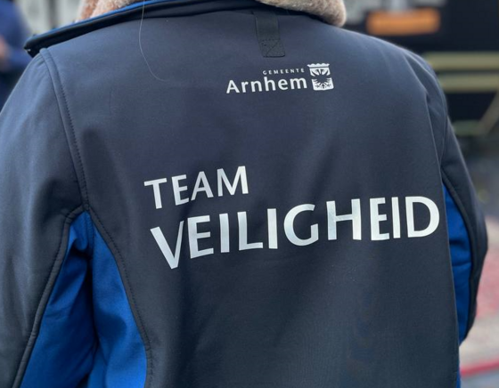 De achterkant van de jas van een collega van 'Team Veiligheid