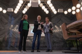 Vrijwilligers Alie Sijtsma en Rebecca Schut en wethouder Bob Roelofs