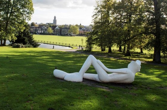 Foto van het standbeeld Lazy King in park Sonsbeekpark