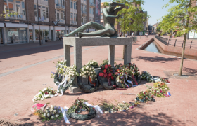 Kransen en bloemen op het Audrey Hepburnplein