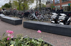 Johnny van Doornplein vol met fietsen en scooters