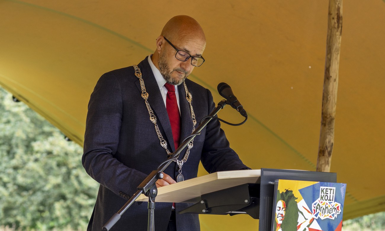 Burgemeester Ahmed Marcouch tijdens de jaarlijks viering van Keti Koti