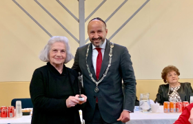 Betty Vosdingh (links) ontvangt Arnhems Meisje van burgemeester Ahmed Marcouch (rechts)