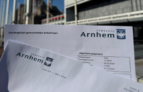 Voorbeeldbrief aanslagbiljet gemeentelijke belastingen met de Eusebiuskerk en het stadhuis op de achtergrond