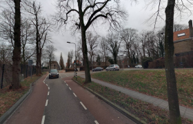 Een auto rijdt over de Noordelijke Parallelweg