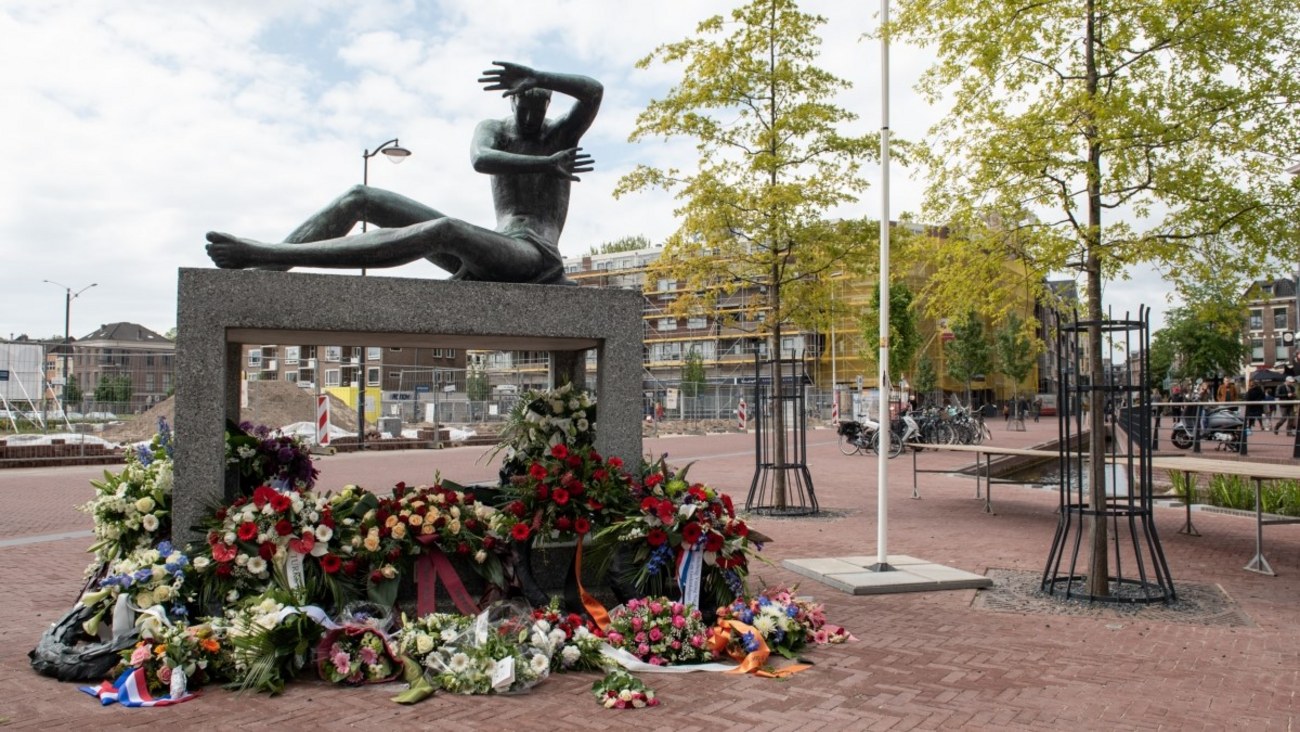 Kransen bij monument op het Audrey Hepburnplein